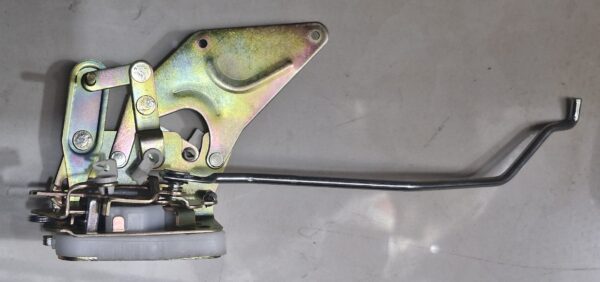 مجموعه قفل در جلو چپ (اهرمی) بدون قفل کن اتوماتیک و میله در بازکن(گروه های خودرویی تیبا)